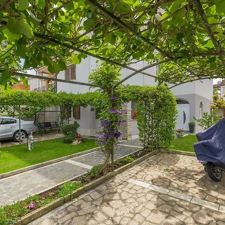 Daire Slisko With Terrace And Garden *