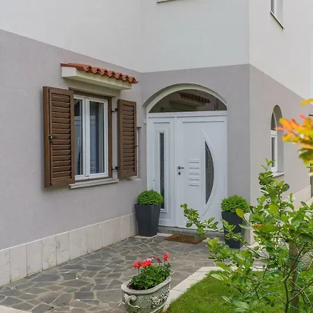 Slisko With Terrace And Garden Daire Poreč