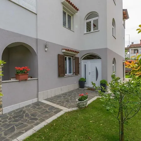 Slisko With Terrace And Garden Daire Poreč