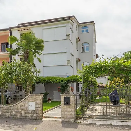 Daire Slisko With Terrace And Garden *